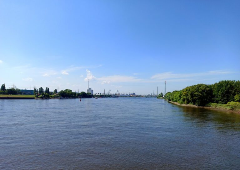 Blick über die Elbe nach HH