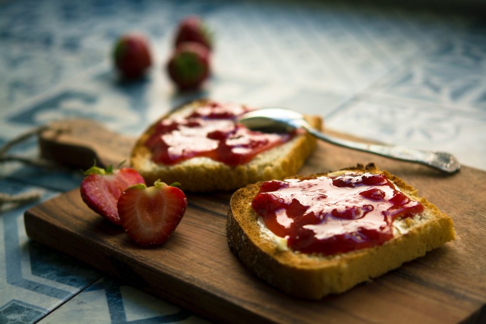 Brot mit Erdbeermarmelade