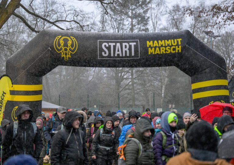 Mammutmarsch Start im Schnee