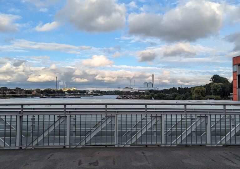 MegaMarsch Hamburg bei Nacht 2023 - Blick nach Hamburg